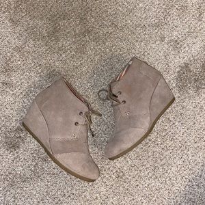 Toms ankle wedge booties! Women’s size 6